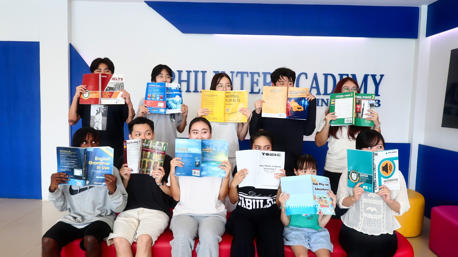 Philinter 师生在教室内的合影