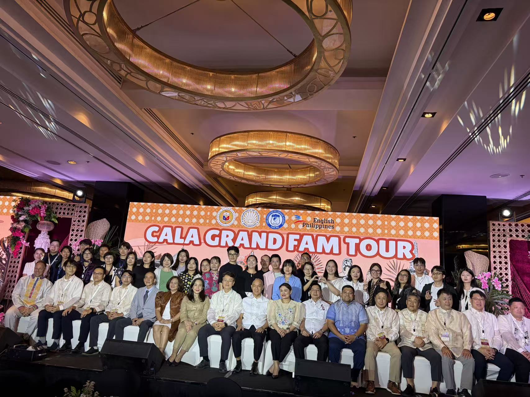 CALA Grand Fam Tour 活动现场的大合影